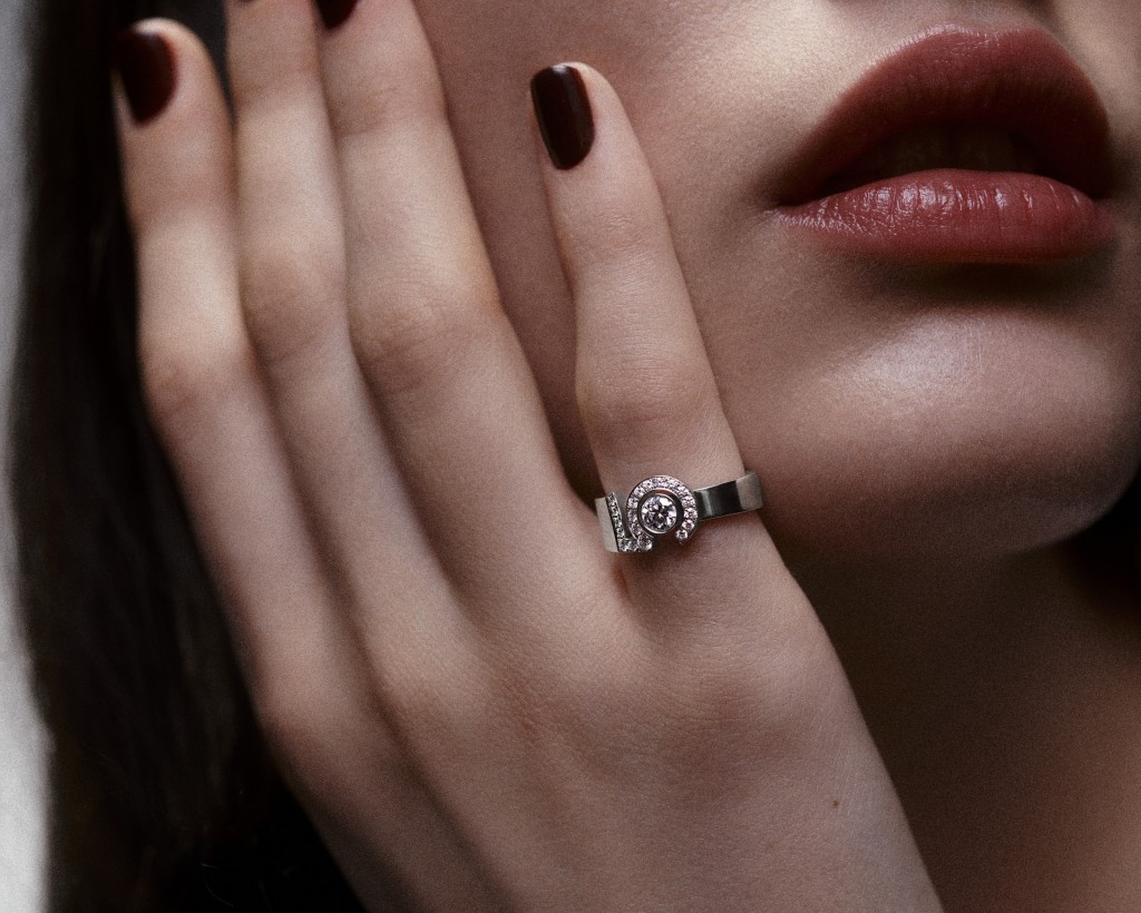 Eternal N5 白金鑲鑽石指環。